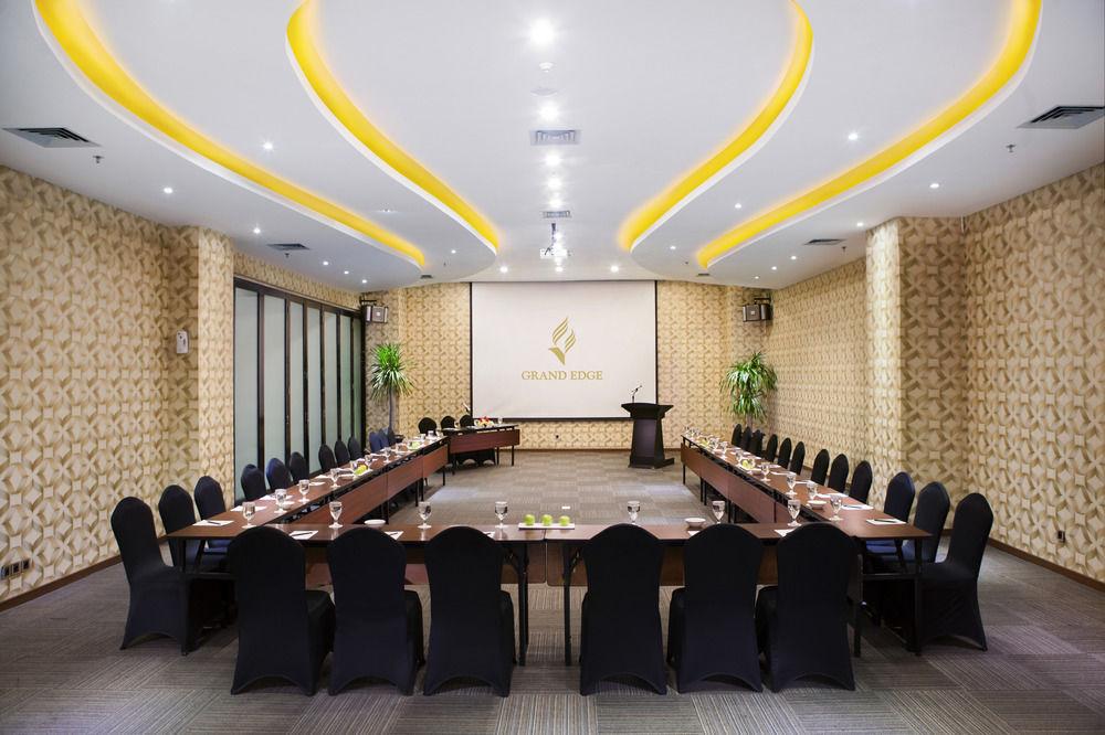Grand Edge Hotel Semarang Extérieur photo
