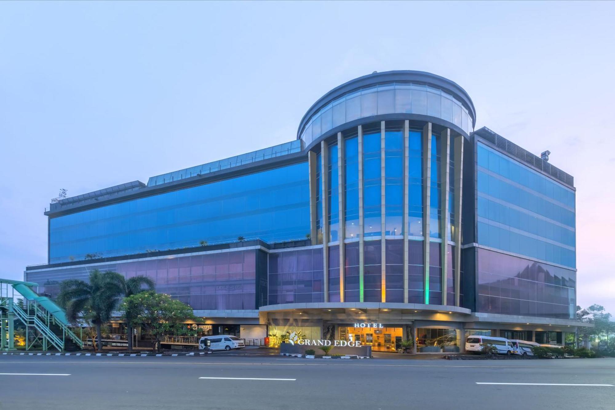 Grand Edge Hotel Semarang Extérieur photo