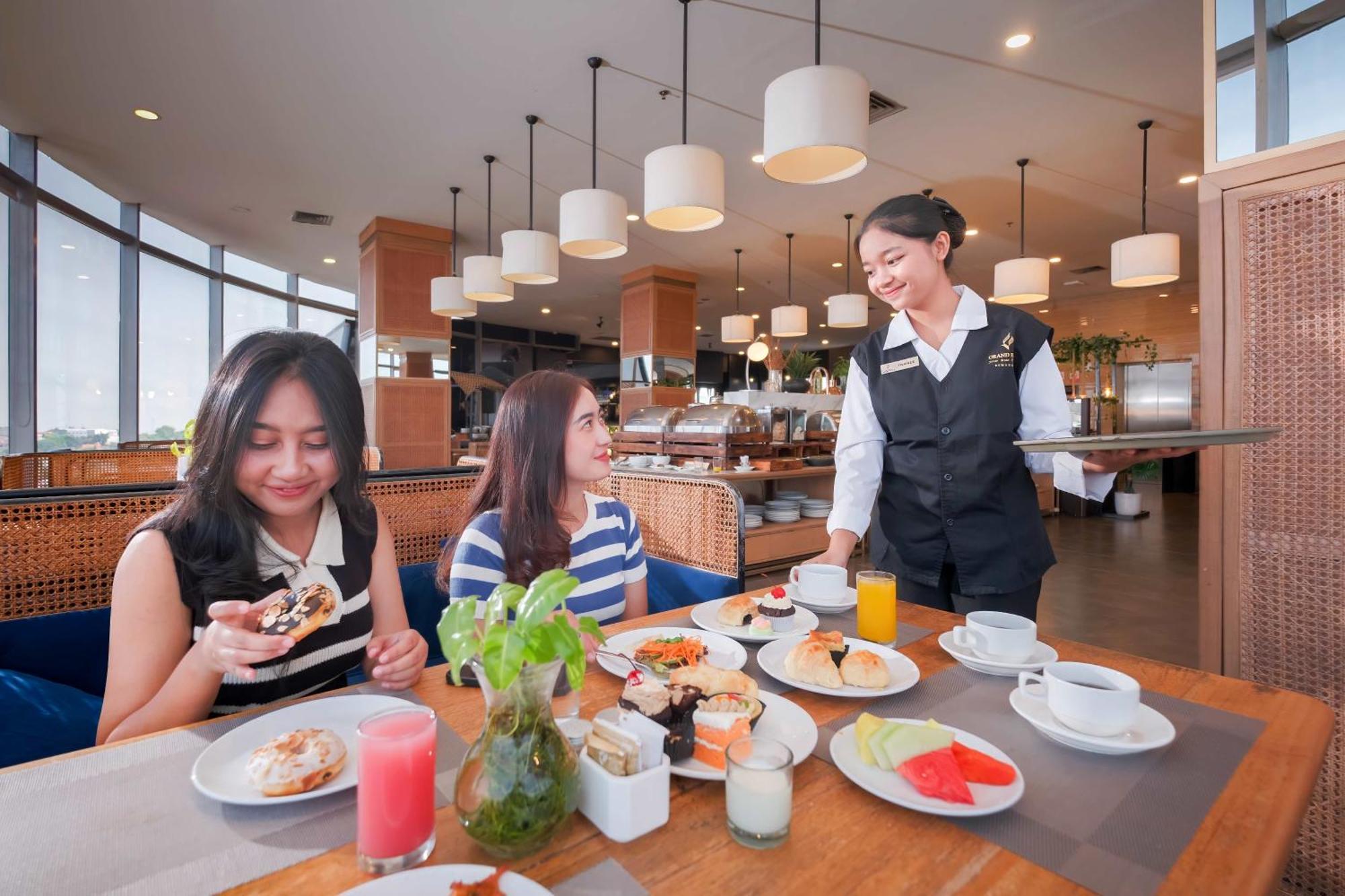 Grand Edge Hotel Semarang Extérieur photo