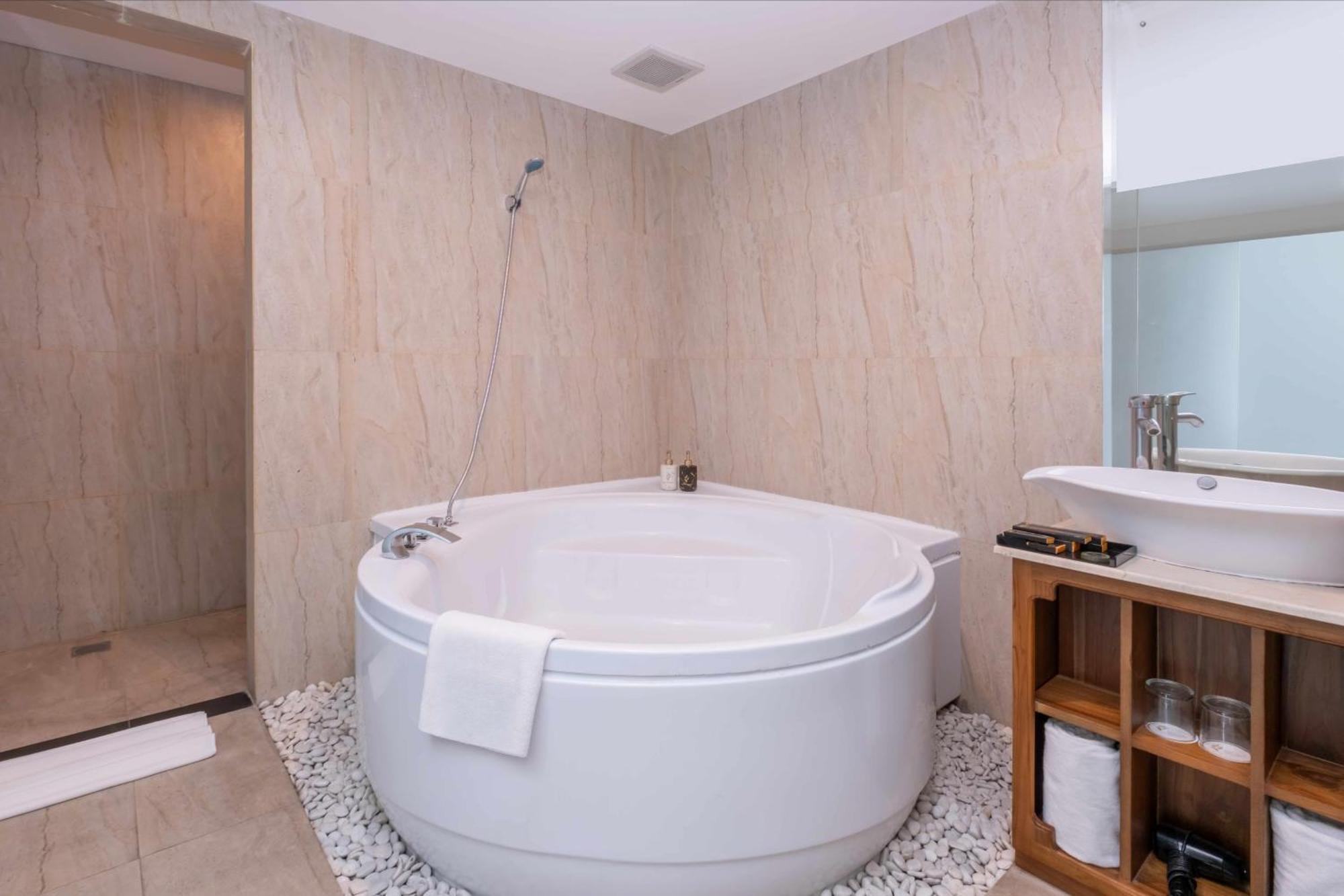 Grand Edge Hotel Semarang Extérieur photo