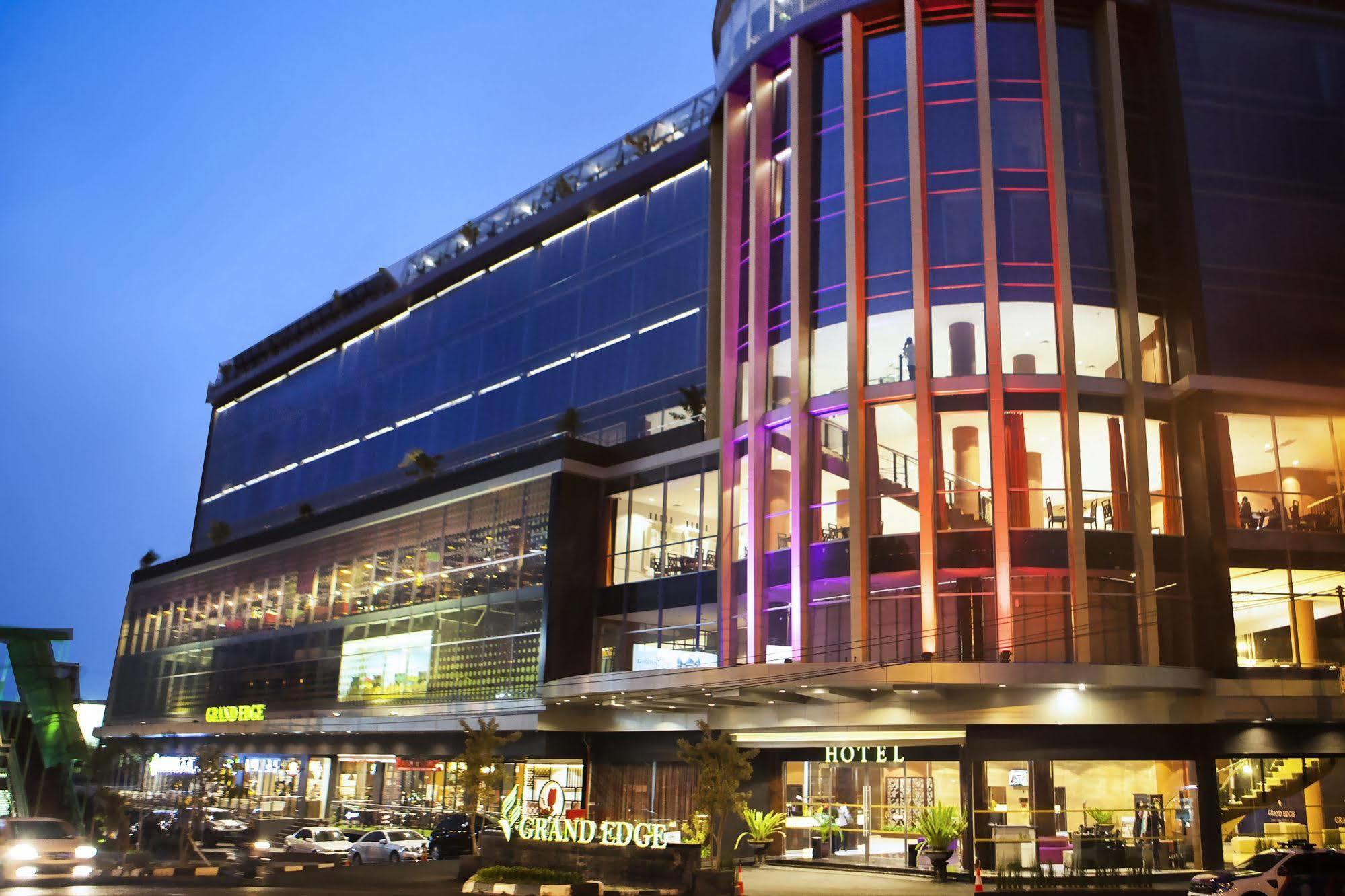 Grand Edge Hotel Semarang Extérieur photo