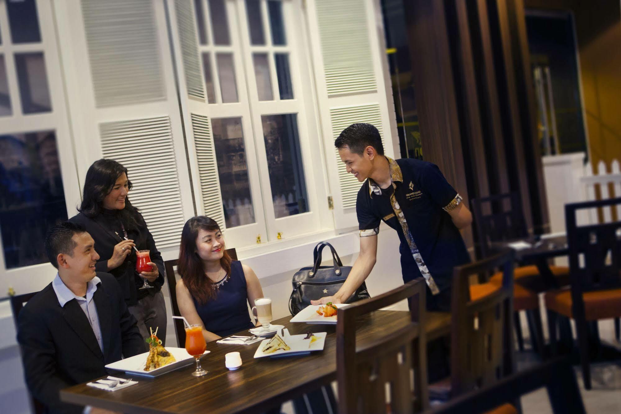 Grand Edge Hotel Semarang Extérieur photo