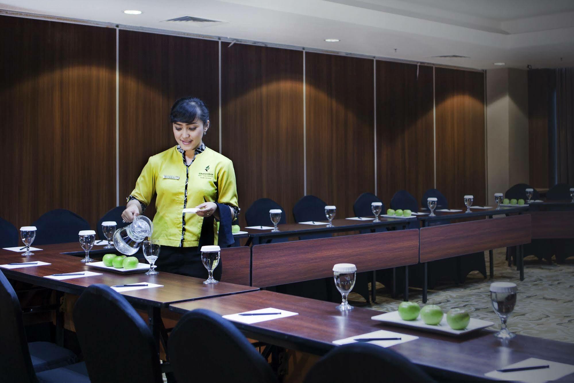 Grand Edge Hotel Semarang Extérieur photo